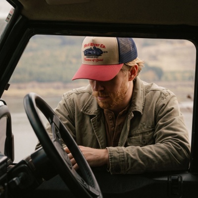 Kap - Black River Tradition Of Speed Trucker (beige/marineblauw/rood)