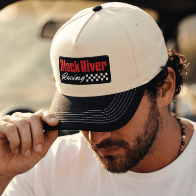 Kap - Black River Racing Cotton Snapback (offwhite/zwart)