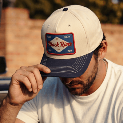 Kap - Black River Atlanta Cotton Snapback (gebroken wit/marineblauw)