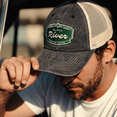 Kap - Black River Sacramento Washed Trucker (zwart/crème)