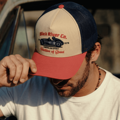 Kap - Black River Tradition Of Speed Trucker (beige/marineblauw/rood)
