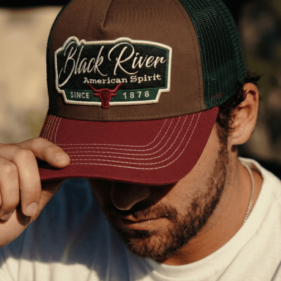 Kap - Black River Outlaw Trucker (bruin/groen/rood)