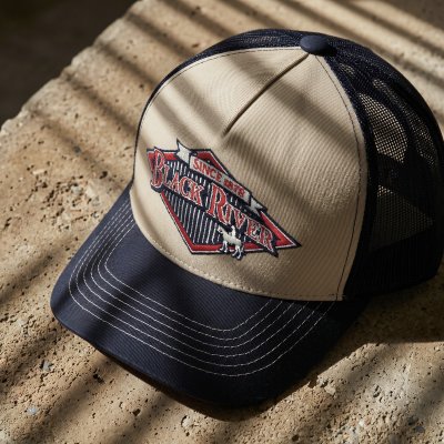 Kap - Black River Legacy Trucker (crème/marineblauw)