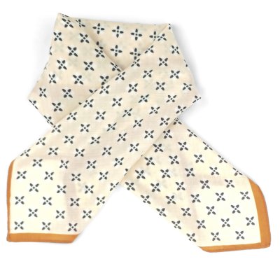 Sjaaltje - Gårda Carouge Satin Scarf (room)