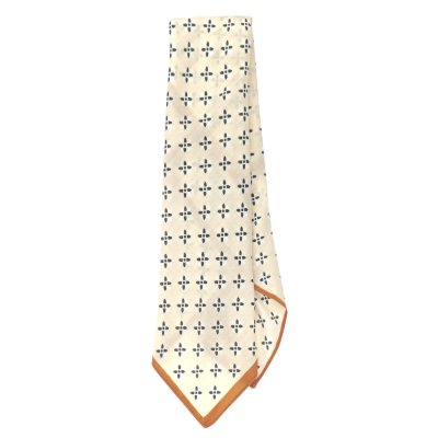 Sjaaltje - Gårda Carouge Satin Scarf (room)