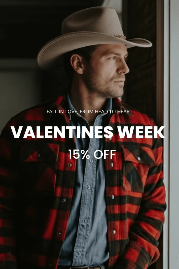 Piramide van kleurrijke petten met verschillende teksten en motieven, opgesteld tegen een lichtblauwe achtergrond.