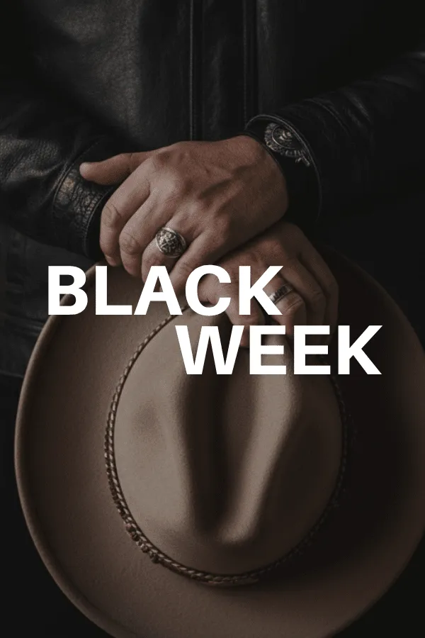 Piramide van kleurrijke petten met verschillende teksten en motieven, opgesteld tegen een lichtblauwe achtergrond.